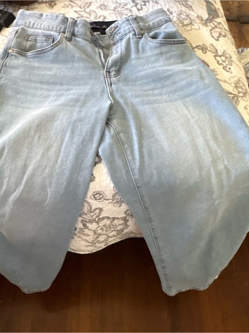 Light Wash Women's Boyfriend Jeans — Relaxed High-Rise Style Great stretch!